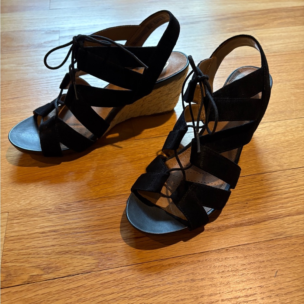 Sophisticated Black Leather Wedges with Strappy Design